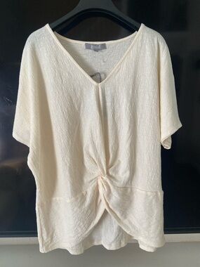 CREAMY  SOFT V-NECK SHORT SLEEVE TOP TWISTED HEM